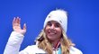 Česká hrdinka olympiády v Pchjongčchangu Ester Ledecká mává fanouškům ze zlatem ze snowboardu