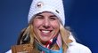 Ester Ledecká se směje se svou zlatou medailí z paralelního obřího slalomu snowboardistek