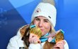 Ty jsou moje! Ester Ledecká si na předávání medailí za snowboard přinesla i lyžařskou zlatou...