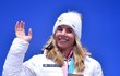 Česká hrdinka olympiády v Pchjongčchangu Ester Ledecká mává fanouškům ze zlatem ze snowboardu