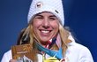 Ester Ledecká se směje se svou zlatou medailí z paralelního obřího slalomu snowboardistek