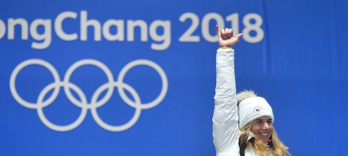 Ester Ledecká při přebírání druhého zlata předvedla surfařský pozdrav. Že by příslib na letní olympiádu?