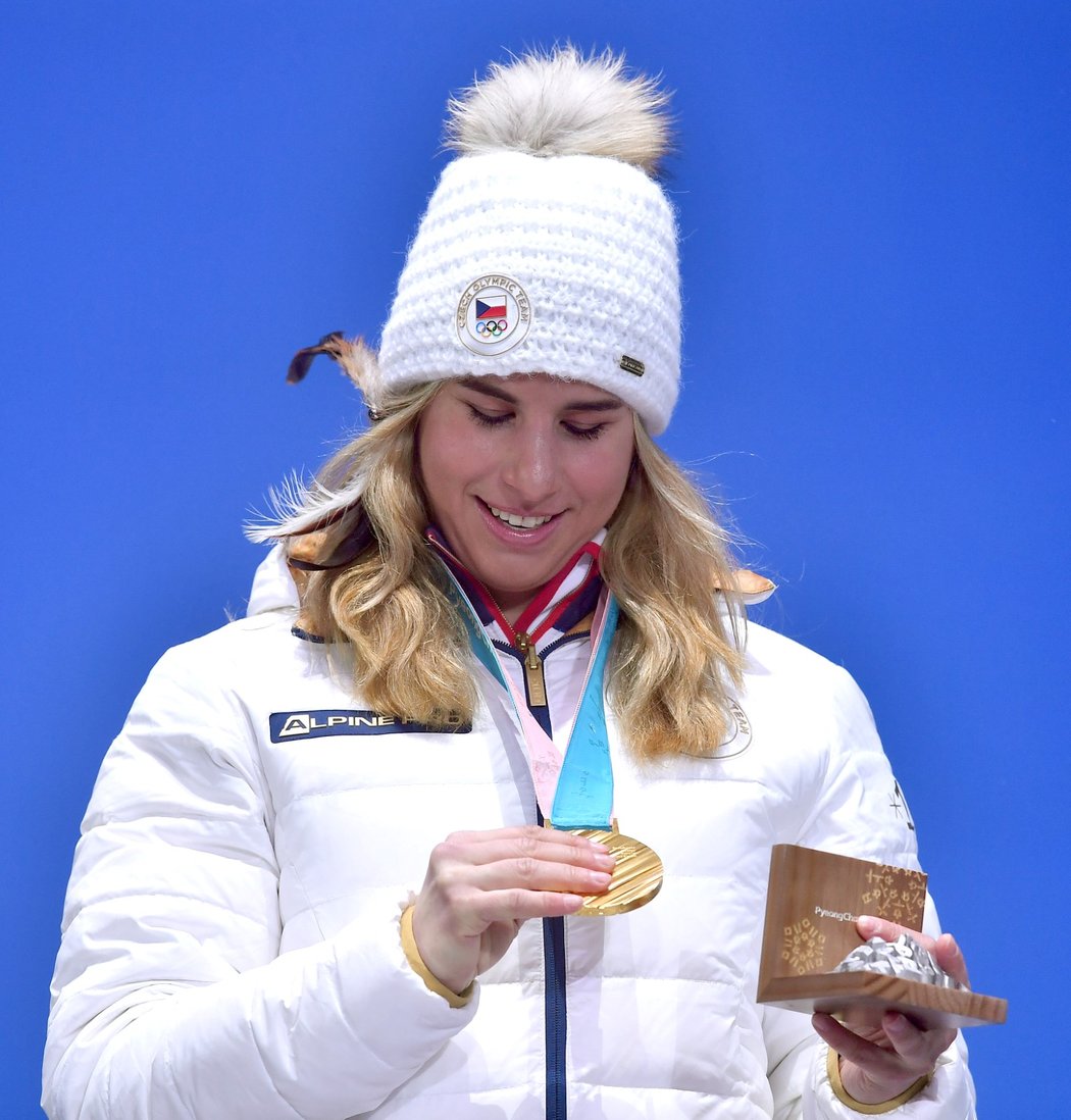 Ester Ledecká si prohlíží svou druhou zlatou medaili z olympiády v Pchjongčchangu