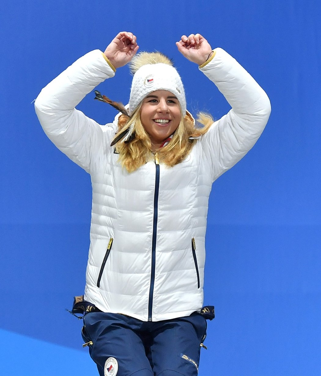 Hop pro zlato. Druhé! Ester Ledecká při medailovém ceremoniálu za paralelní obří slalom snowboardistek