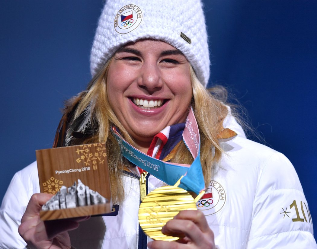 Ester Ledecká se směje se svou zlatou medailí z paralelního obřího slalomu snowboardistek