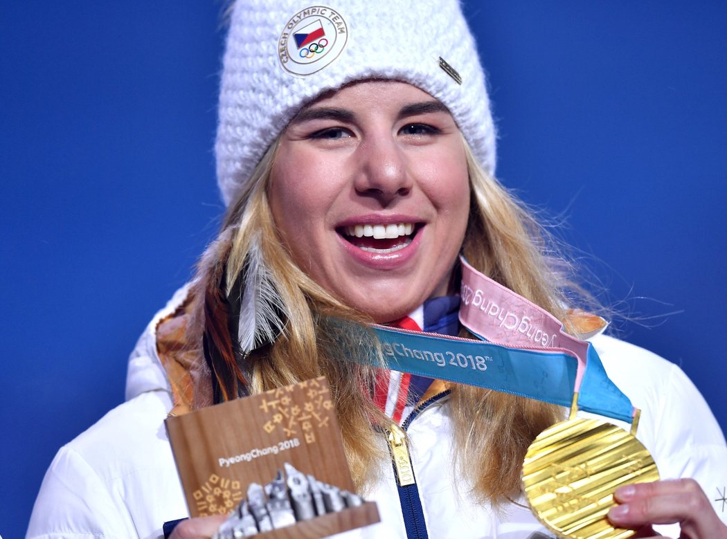 Rozesmátá Ester Ledecká se zlatou medailí ze snowboardingu