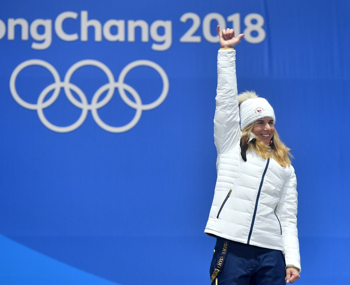 Ester Ledecká při přebírání druhého zlata předvedla surfařský pozdrav. Že by příslib na letní olympiádu?