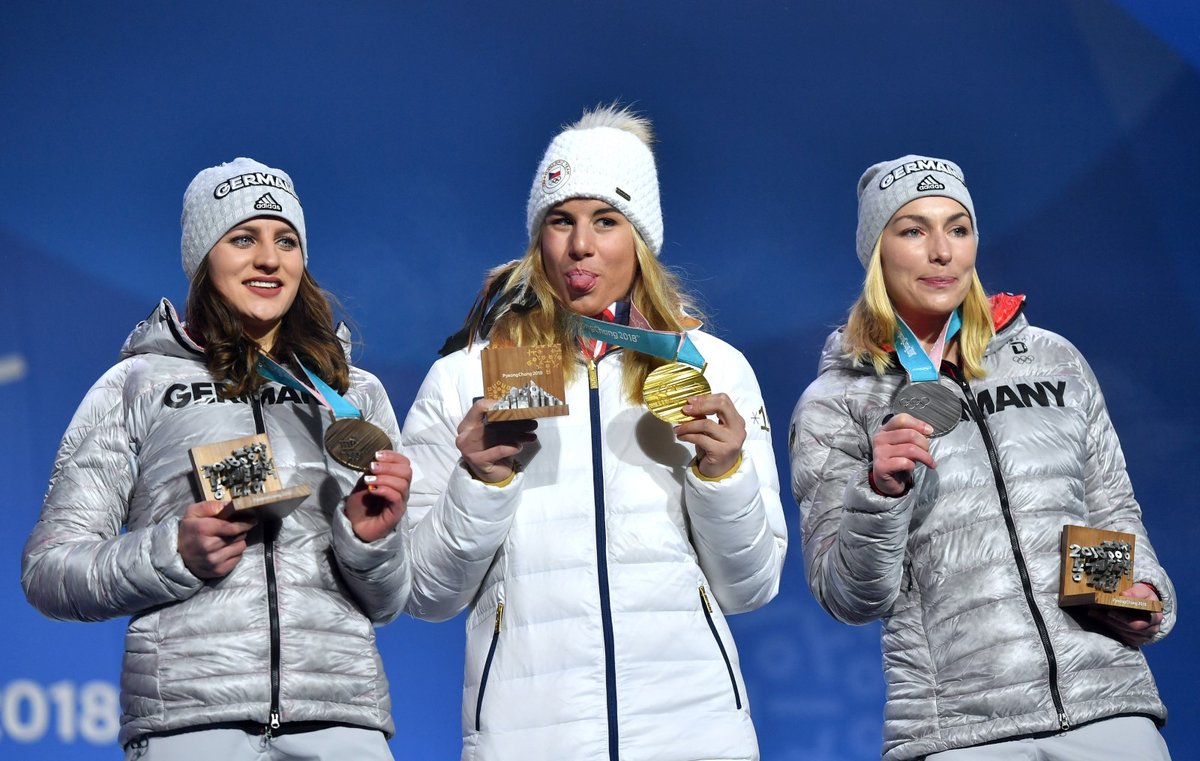 Ester Ledecká se svými německými soupeřkami při předávání medailí