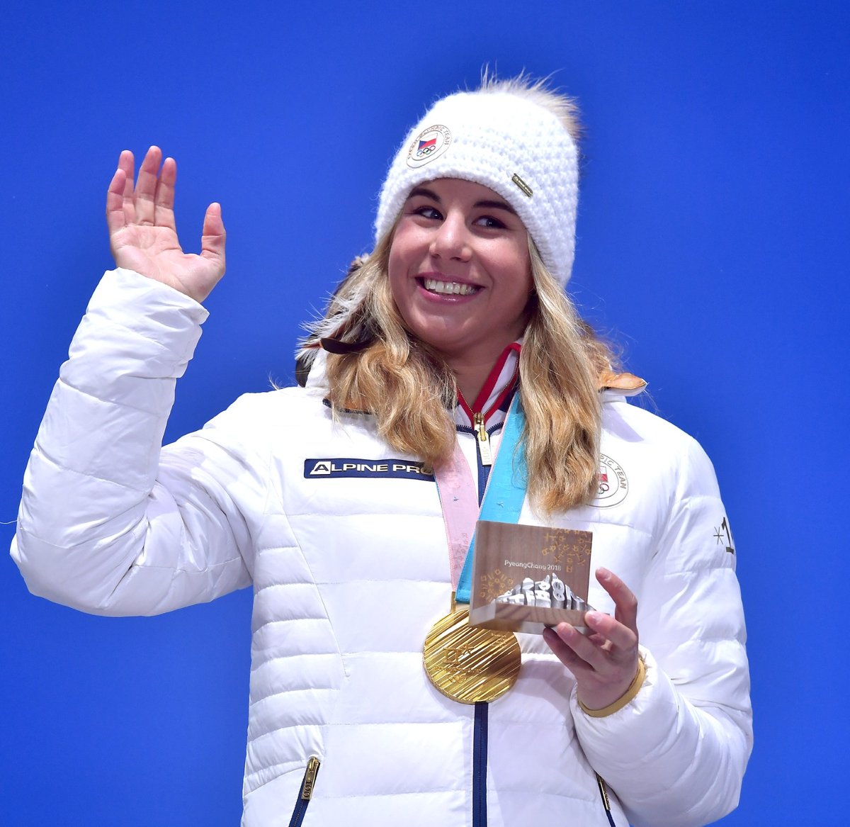 Česká hrdinka olympiády v Pchjongčchangu Ester Ledecká mává fanouškům ze zlatem ze snowboardu