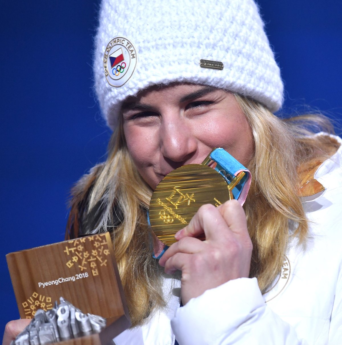 Ester Ledecká se chlubí svou druhou zlatou medailí z olympiády v Pchjongčchangu