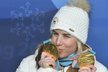 Ester Ledecká a zlatý polibek. Česká snowboardistka a lyžařka se stala největší hvězdou olympijských her v Pchjongčchangu.