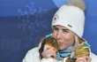 Ester Ledecká a zlatý polibek. Česká snowboardistka a lyžařka se stala největší hvězdou olympijských her v Pchjongčchangu.