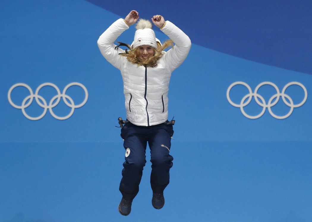 Největší hvězda olympiády v Pchjongčchangu Ester Ledecká skáče na nejvyšší stupínek při medailovém ceremoniálu