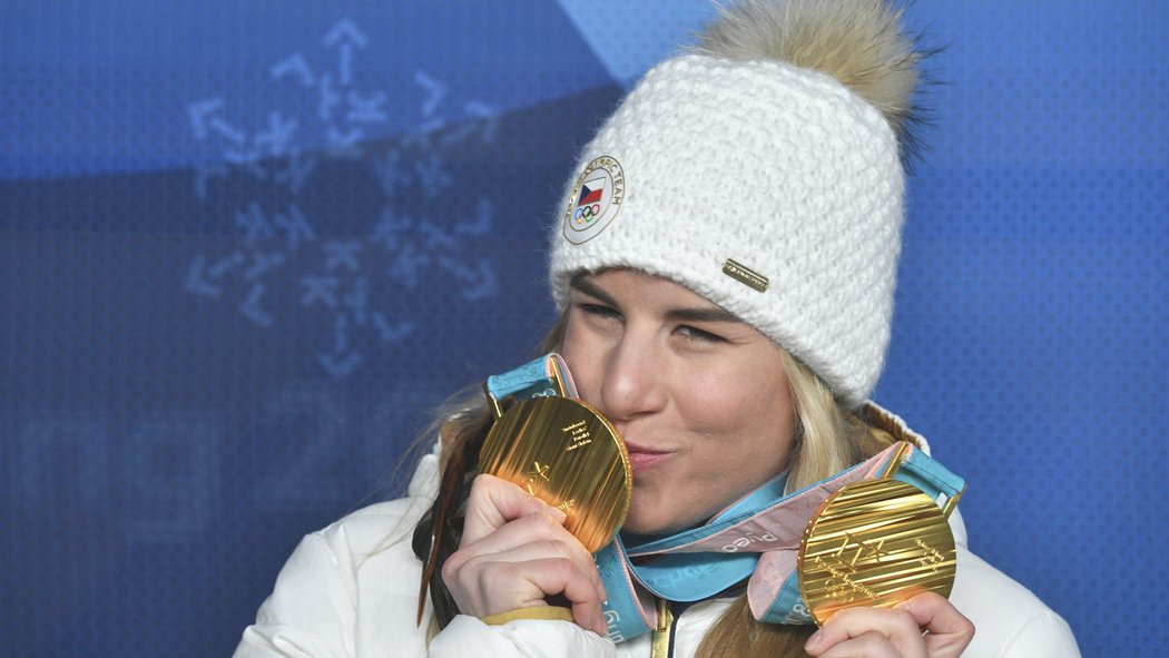 Ester Ledecká a zlatý polibek. Česká snowboardistka a lyžařka se stala největší hvězdou olympijských her v Pchjongčchangu.
