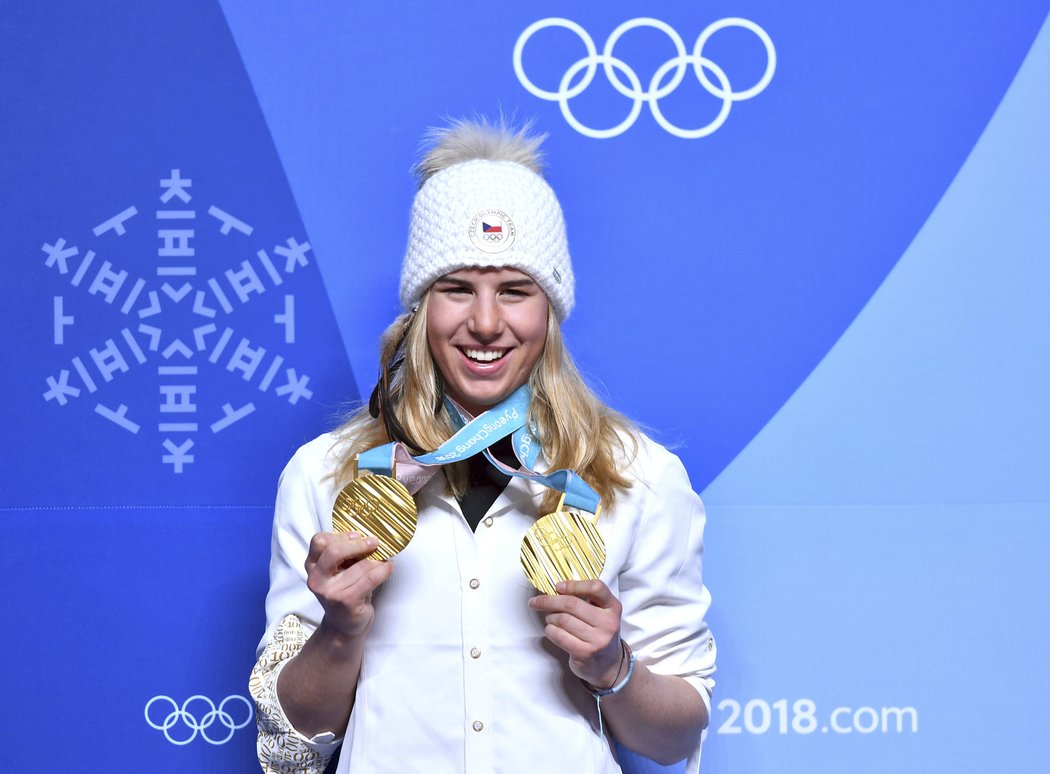 Ester Ledecká ukazuje své dvě zlaté medaile z olympiády, kterými se zapsala do historie
