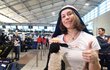 Eva Samková ukazuje svůj talisman před odletem na olympiádu do Koreje