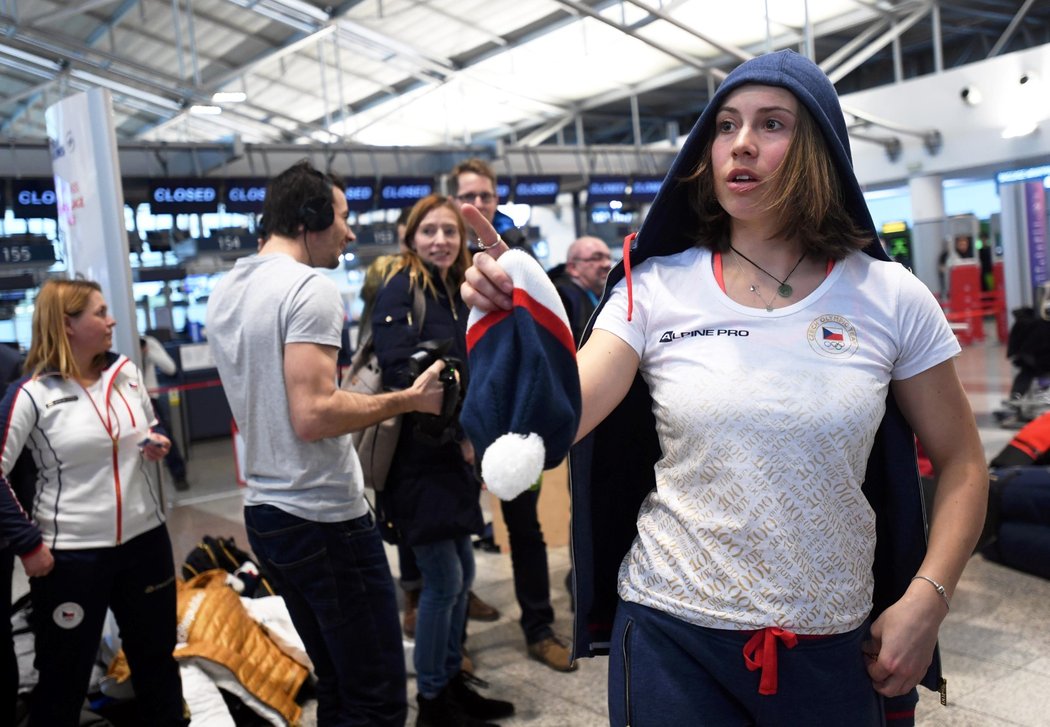 Eva Samková na letišti před odletem do Pchjongčchangu, kde bude obhajovat olympijské zlato...