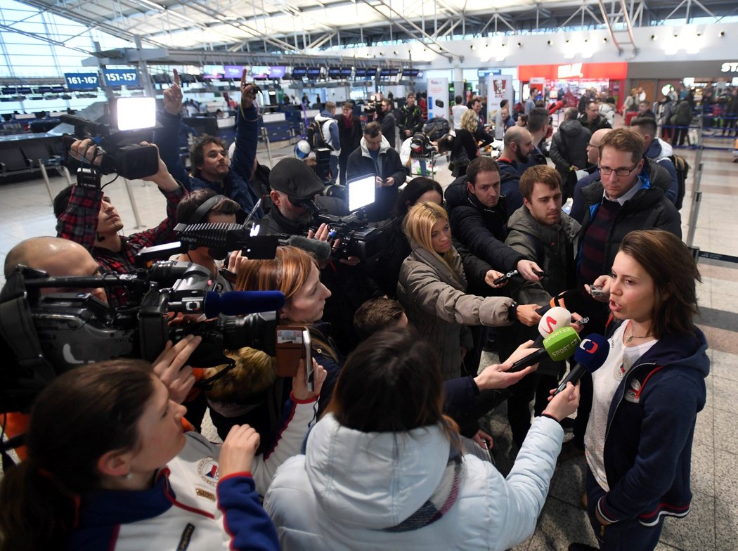 Eva Samková v obležení novinářů před odletem na olympiádu