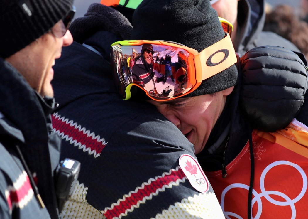 Dojatý Mark McMorris se raduje ze zisku bronzové medaile na olympiádě v Pchjongčchangu