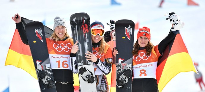 Ester Ledecká se svými německými soupeřkami na stupních vítězů - vpravo bronzová Ramona Theresia Hofmeisterová a vlevo poražená finalistka Selina Jörgová