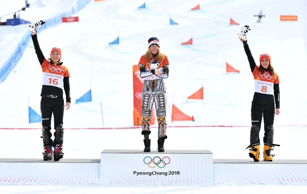 Ester Ledecká na nejvyšším stupínku po finále paralelní obřího slalomu snowboardistek