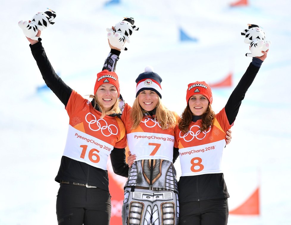 Ester Ledecká se svými německými soupeřkami na stupních vítězů - vpravo bronzová Ramona Theresia Hofmeisterová a vlevo poražená finalistka Selina Jörgová