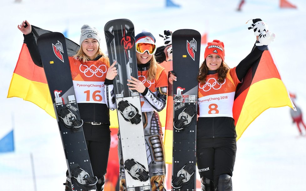 Ester Ledecká se svými německými soupeřkami na stupních vítězů - vpravo bronzová Ramona Theresia Hofmeisterová a vlevo poražená finalistka Selina Jörgová