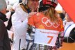 Ester Ledecká po svém druhém zlatém úspěchu na olympiádě v Pchjongčchangu s dojatým tatínkem Jankem