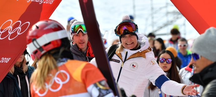 Jsi naše zlato! Maminka Ester Ledecké Zuzana vítá v cílovém prostoru už dvojnásobnou olympijskou vítězku Ester Ledeckou