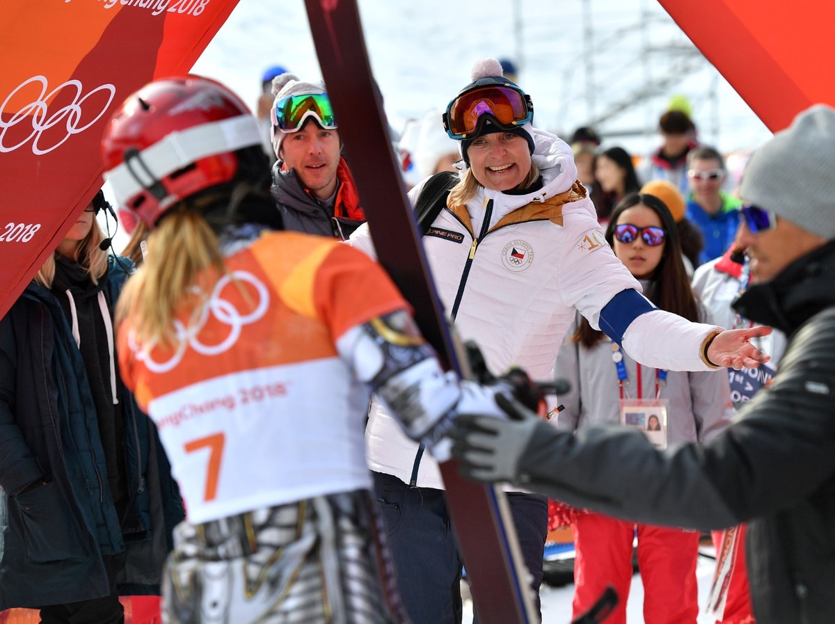 Jsi naše zlato! Maminka Ester Ledecké Zuzana vítá v cílovém prostoru už dvojnásobnou olympijskou vítězku Ester Ledeckou