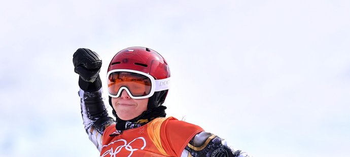Je to tam! Ester Ledecká se raduje z finálového triumfu v paralelním obřím slalomu snowboardistek