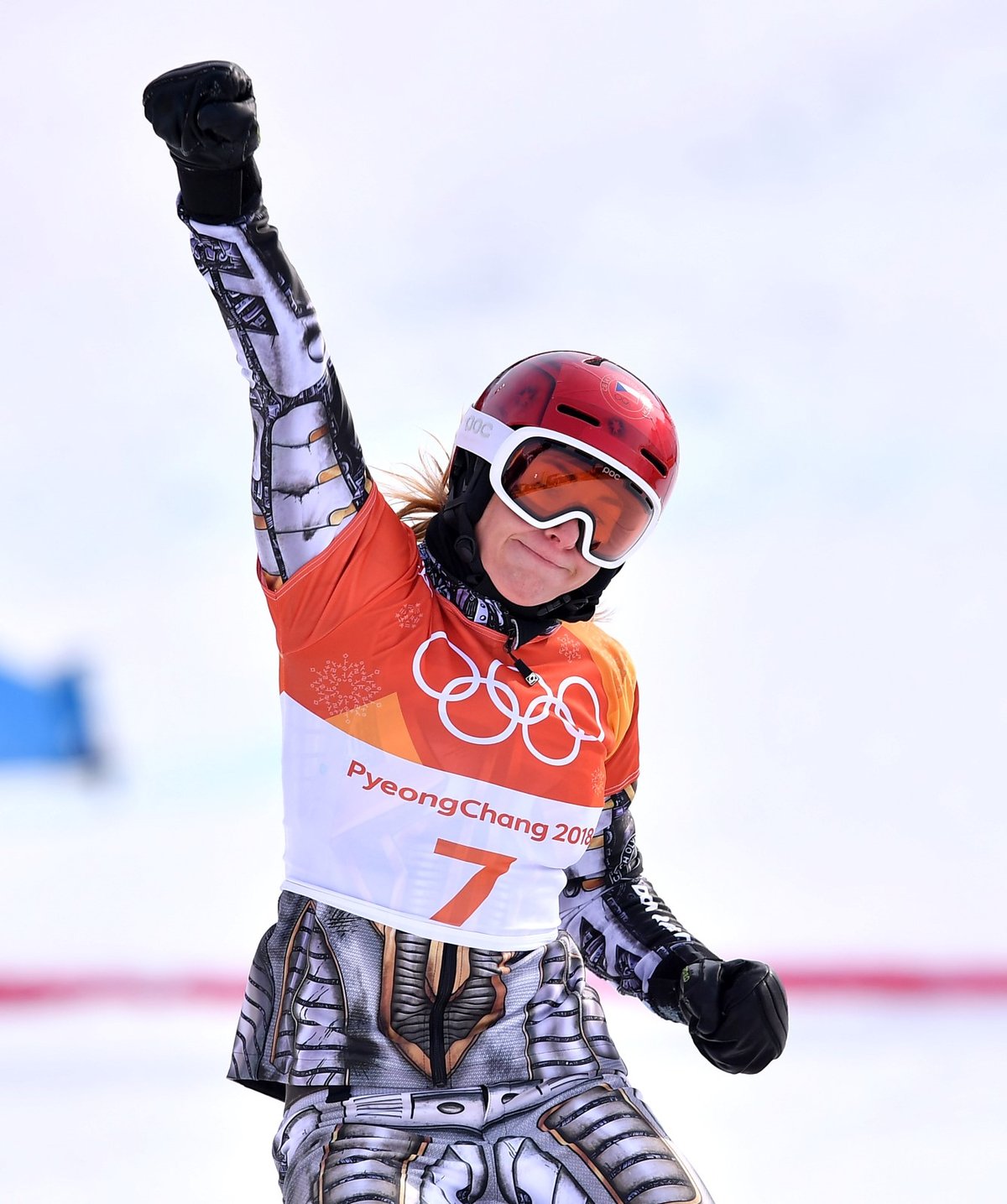 Ester Ledecká a její vítězné gesto ve finále paralelního obřího slalomu snowboardistek na olympiádě