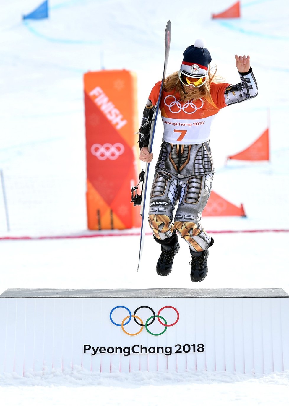 Jdu si pro zlato! Ester Ledecká skáče na nejvyšší stupínek po paralelním obřím slalomu snowboardistek