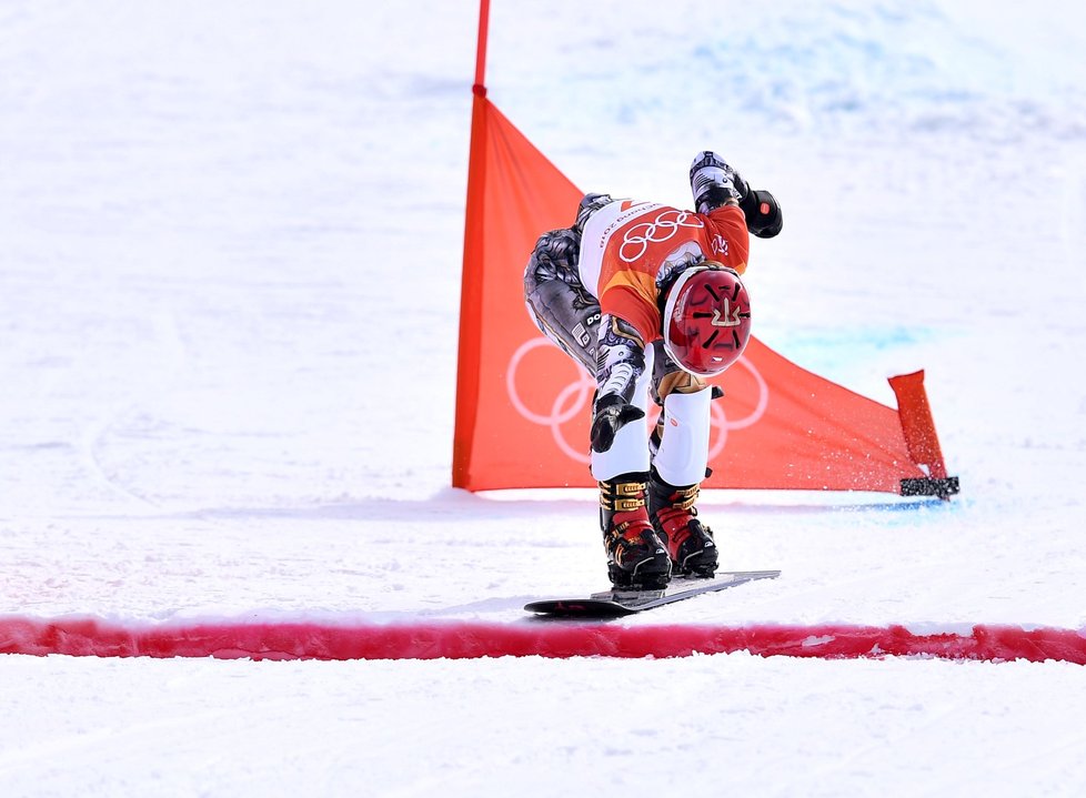 Ester Ledecká právě přepisuje historii světového sportu. Jako první žena vyhrála zlatou olympijskou medaili ve dvou sportech na jedněch hrách...