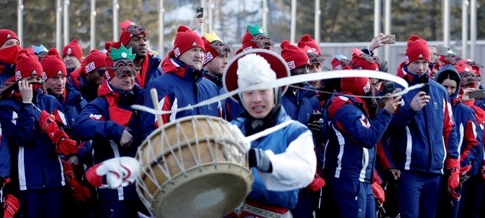 Uvítací ceremoniál pro jednotlivé výpravy v olympijské vesnici v Pchjongčchangu