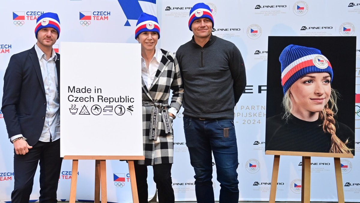 Jan Mazoch, Tomáš Kraus a Kateřina Neumannová představují módní kolekci i emblém českého olympijského týmu pro rok 2022