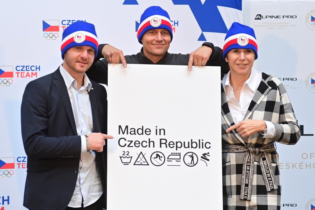 Jan Mazoch, Tomáš Kraus a Kateřina Neumannová představují módní kolekci českého olympijského týmu pro rok 2022