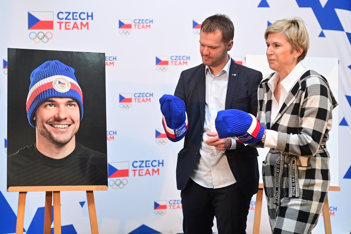 Kateřina Neumannová a Jan Mazoch zkoumají nové olympijské čepice, v níž pózoval i Michal Krčmář