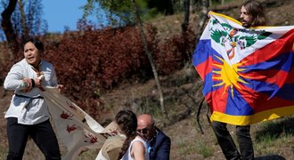 V Olympii vzplál oheň pro Peking. Ne hrám genocidy, vzkázali protestující