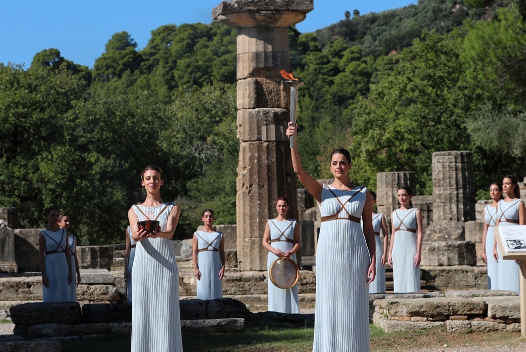 V řecké Olympii byl před několika dny zapálen oheň pro ZOH v Pekingu