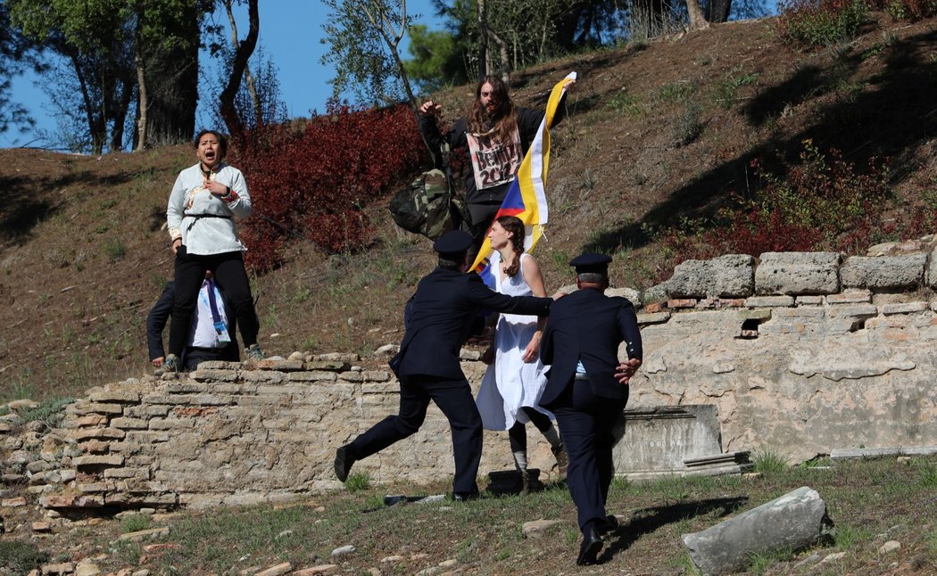 Proti olympiádě v Pekingu protestovali v Olympii tři lidé s tibetskou vlajkou