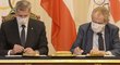 Prezident Miloš Zeman a předseda Českého olympijského výboru Jiří Kejval podepsali potřebné dokumenty k přihlášení Česka na ZOH 2022