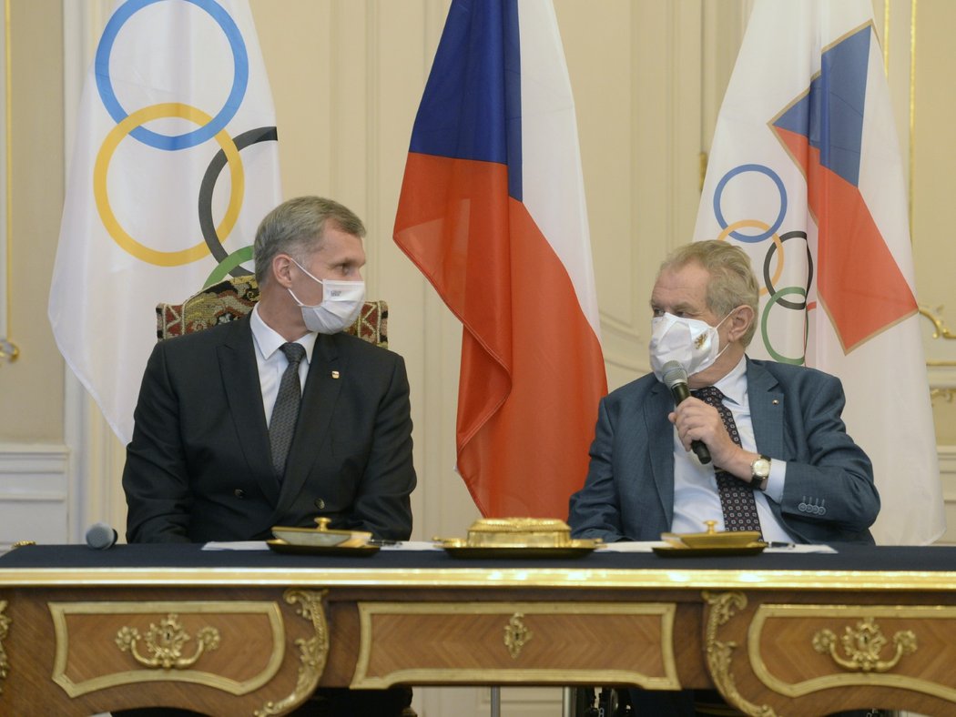 Prezident Miloš Zeman a předseda Českého olympijského výboru Jiří Kejval podepsali potřebné dokumenty k přihlášení Česka na ZOH 2022