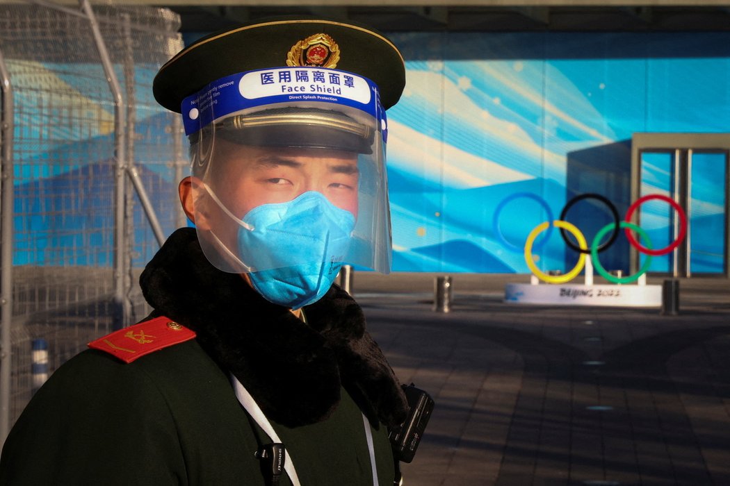 Čínský policista v před jedním ze stadionů olympijského Pekingu