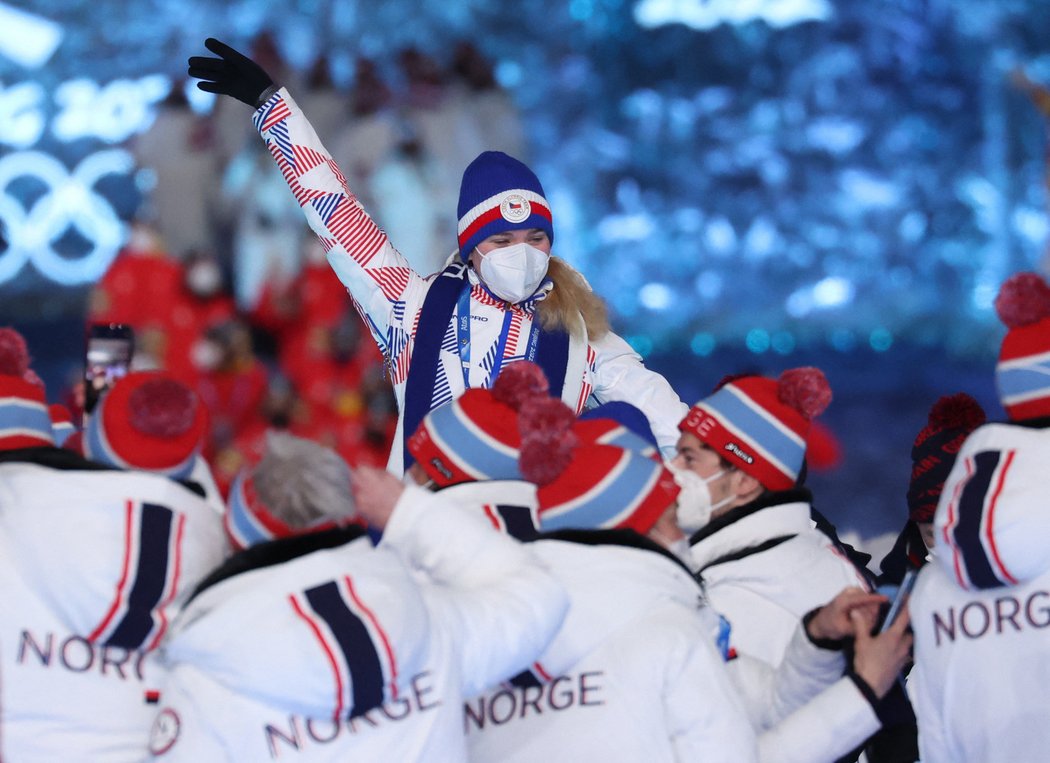 Jedna z českých sportovkyň na závěrečném ceremoniálu čínské olympiády