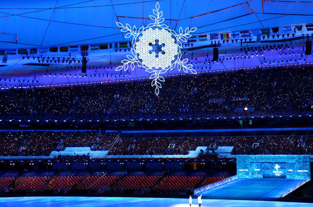 Olympijský oheň ve sněhové vločce uvnitř Ptačího hnízda před slavnostním zakončením olympiády