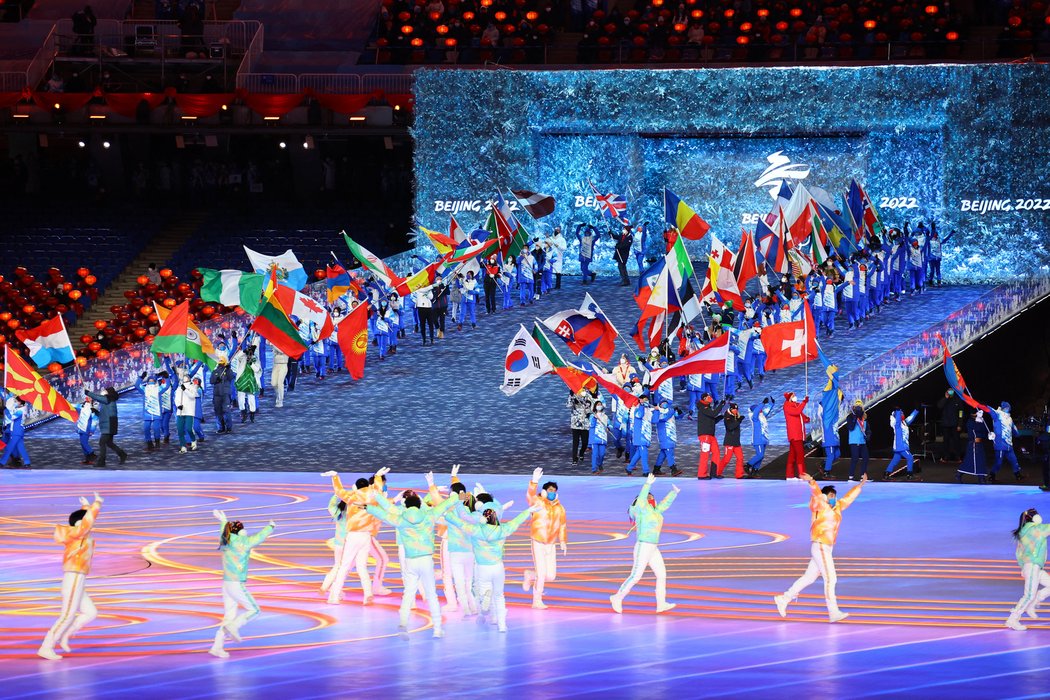 Vlajkonoši a vlajkonošky jednotlivých zemí přicházejí na závěrečný ceremoniál olympiády v Pekingu