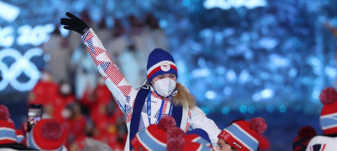 Jedna z českých sportovkyň na závěrečném ceremoniálu čínské olympiády