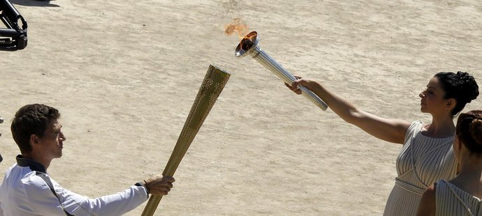 Spyridon Gianniotis jako první člen olympijské štafety zapaluje pochodeň, která dorazí až do Londýna