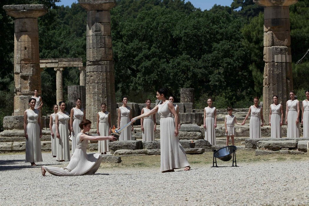 Slavnostní ceremoniál zapalování olympijského ohně ve starověké Olympii